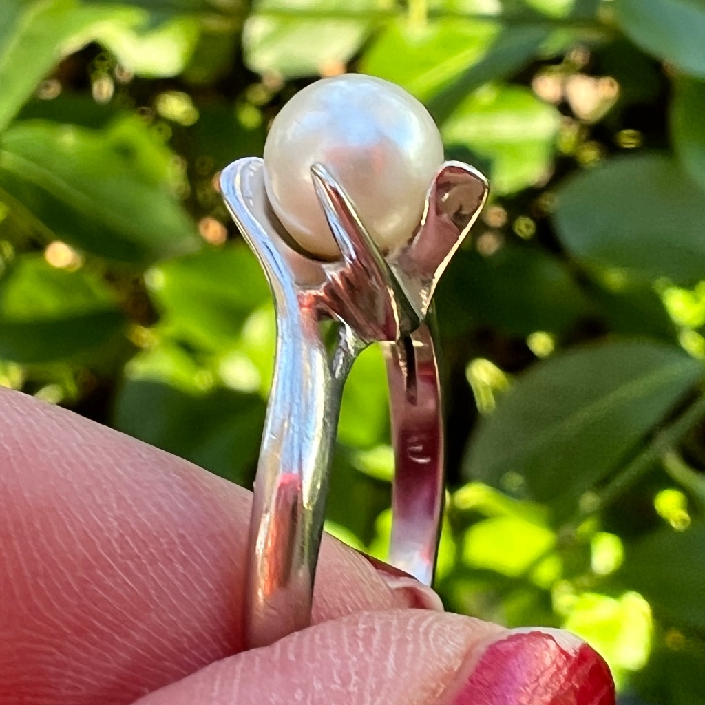 Vintage Mid Century 10k White Gold White Pearl Ring Unique Tulip Design Setting